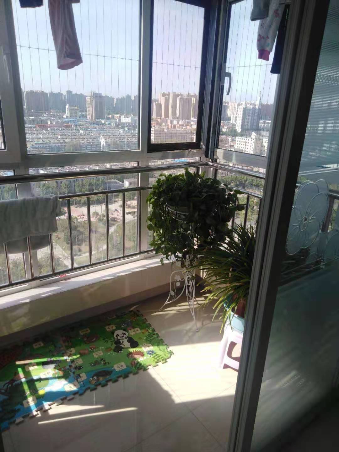 學區(qū)房中央城2室2廳1衛(wèi)98m2全明戶型，朝向采光好。