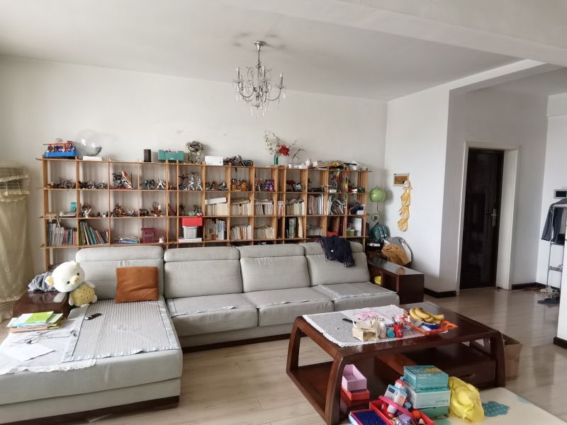 房東置換急售，送全部家具家電，采光好，誠(chéng)心出售，隨時(shí)看房。