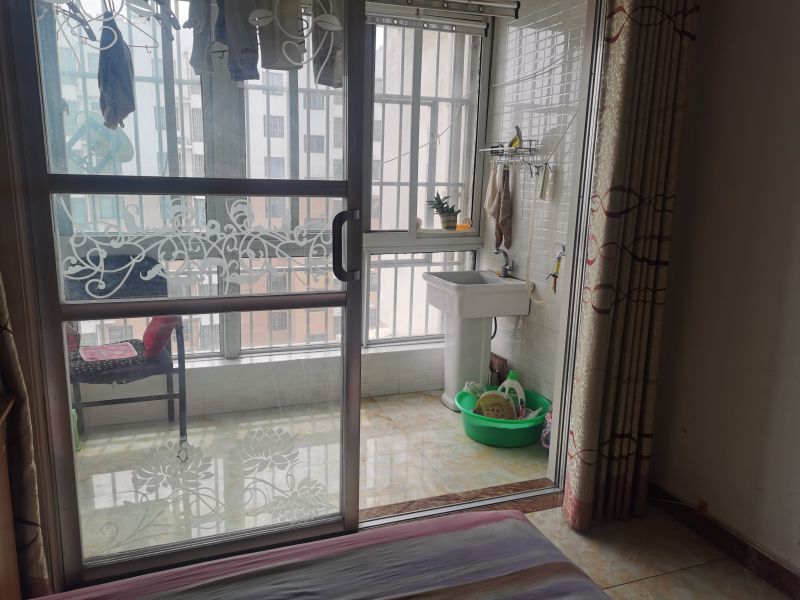 安康花園一期黃金9層，包過戶，送儲(chǔ)藏室。