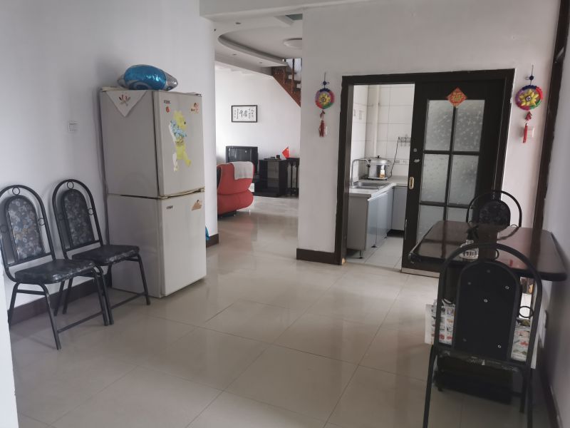 4室2廳2衛(wèi)， 近學校，好房出租。