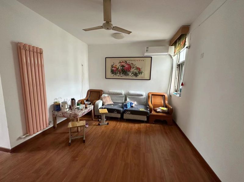 3室1廳1衛(wèi)， 繁華商圈，近學(xué)校，好房出租。