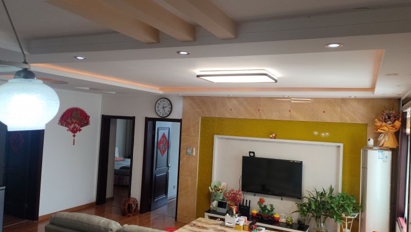 學(xué)區(qū)房，新興路步行街南區(qū)，南戶134㎡，三室一廳二陽(yáng)二衛(wèi)，第10層共13層，送地下室，電梯，一梯三戶