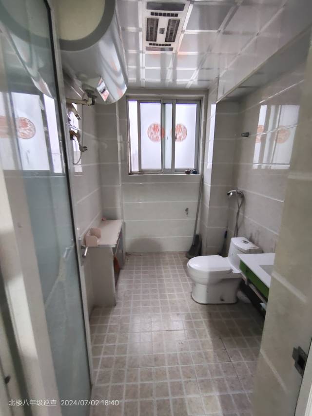 房東置換急售，送裝修，采光好，誠心出售，隨時看房。