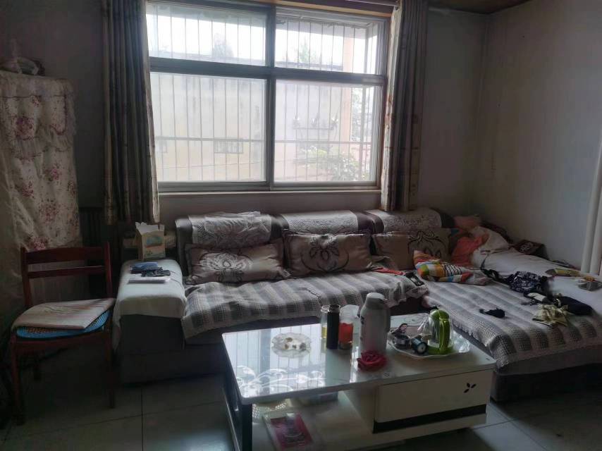 3室1廳1衛(wèi)， 繁華商圈，近學(xué)校，好房出租。