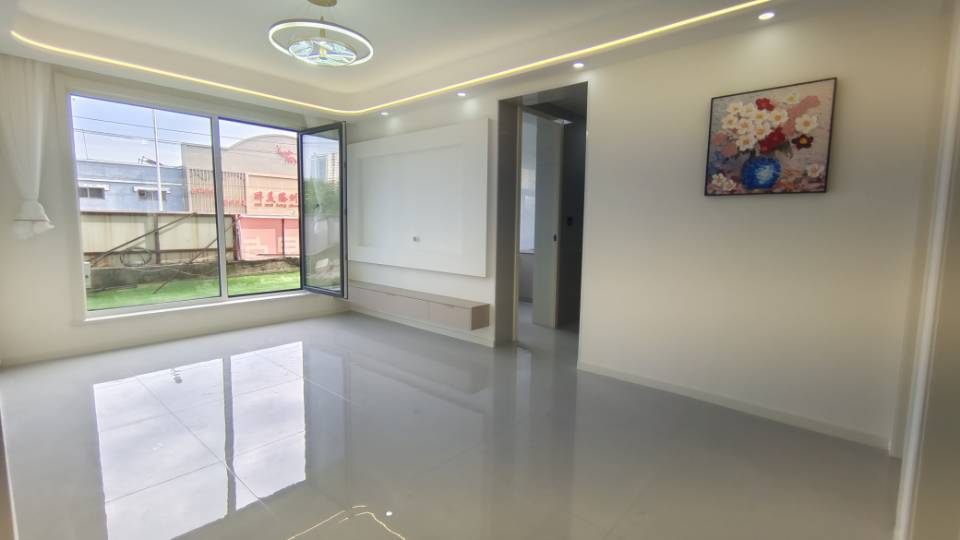 精裝修帶平臺3室1廳1衛(wèi)85m275萬元