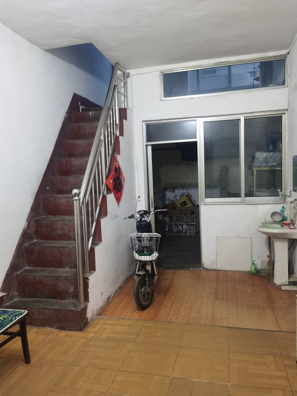 3室1廳0衛(wèi)， 繁華商圈，近學(xué)校，好房出租。