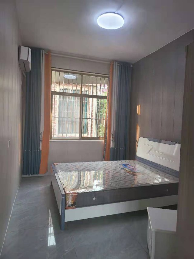 精裝修1室1廳1衛(wèi)40m2600元/月