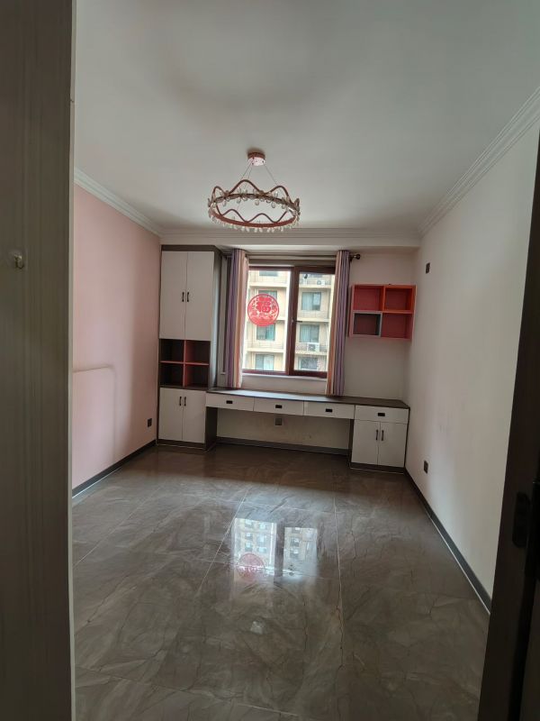 居家自住好房3室2廳2衛(wèi)169.8萬(wàn)元128m2精裝修。