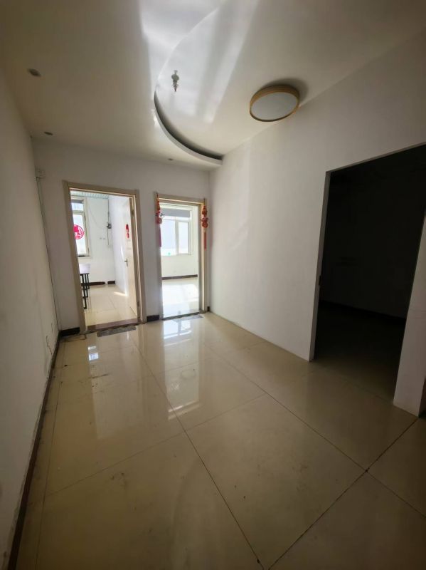 普通裝修3室1廳1衛(wèi)80m21300元/月