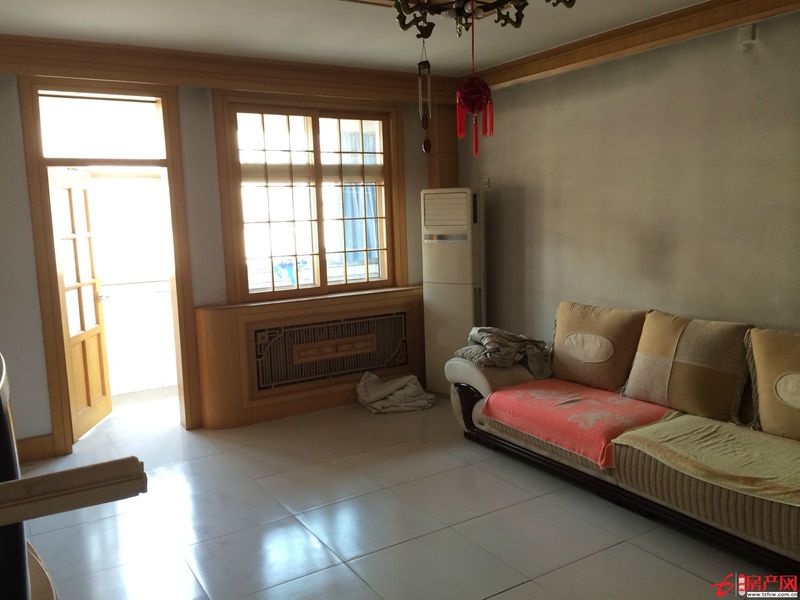 新興小區(qū)南區(qū)精裝修黃金三樓家具家電齊全拎包入住