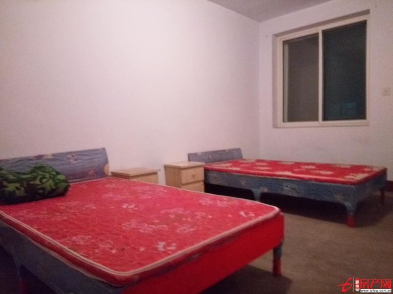 新一中學(xué)區(qū)現(xiàn)房，部分家具，菜市附近，交通便利