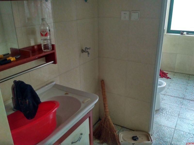 市中心平等小區(qū)三室一廳