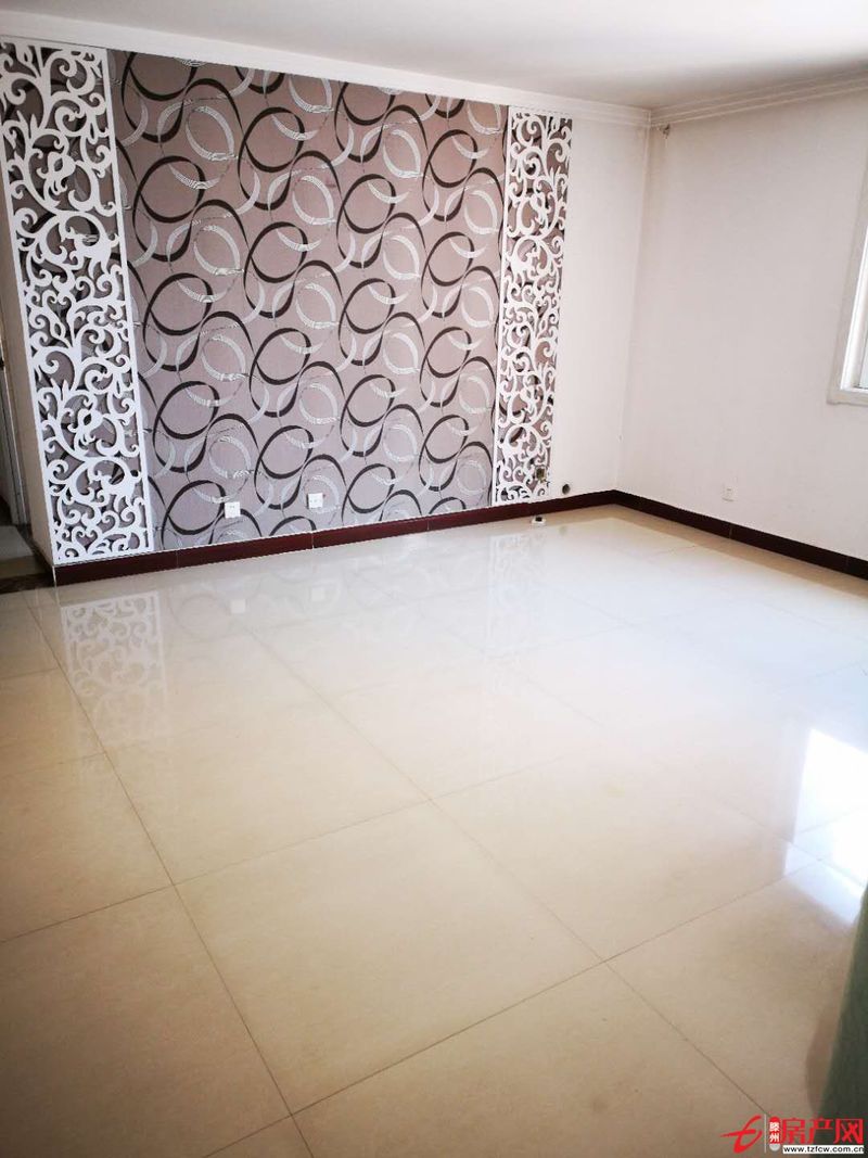 問(wèn)天東區(qū)，頂樓，三室朝陽(yáng)，簡(jiǎn)單裝修，新證，配套設(shè)施齊全。