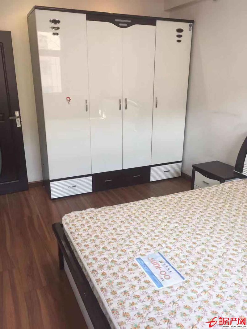 新興北區(qū)三樓東戶，三室一廳，精裝拎包入