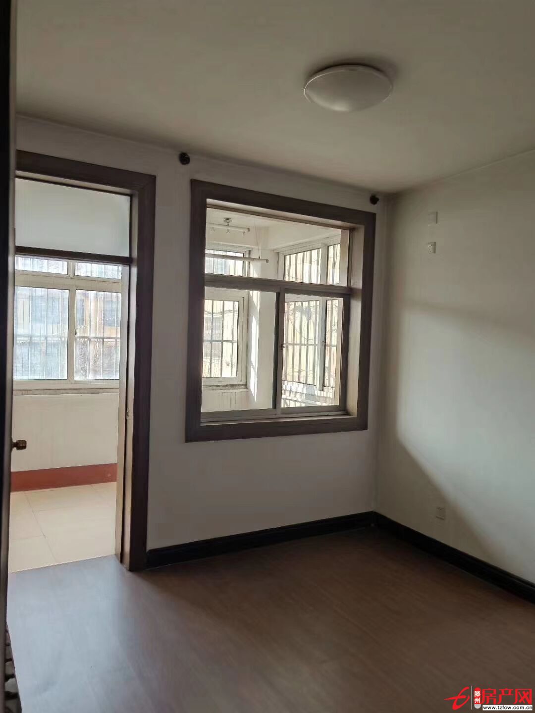 荊河小區(qū)一樓帶院三室朝陽可貸款簡單裝修有鑰匙隨時看房