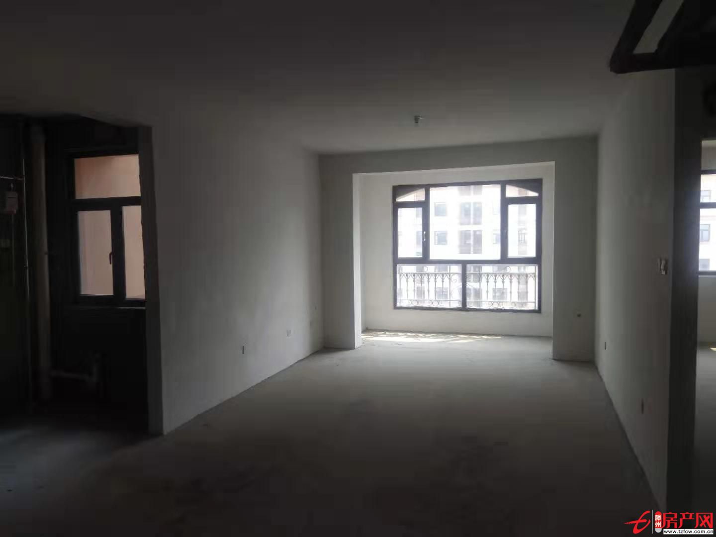 直接寫明，可貸款，隨時走手續(xù)。車位另算，前排