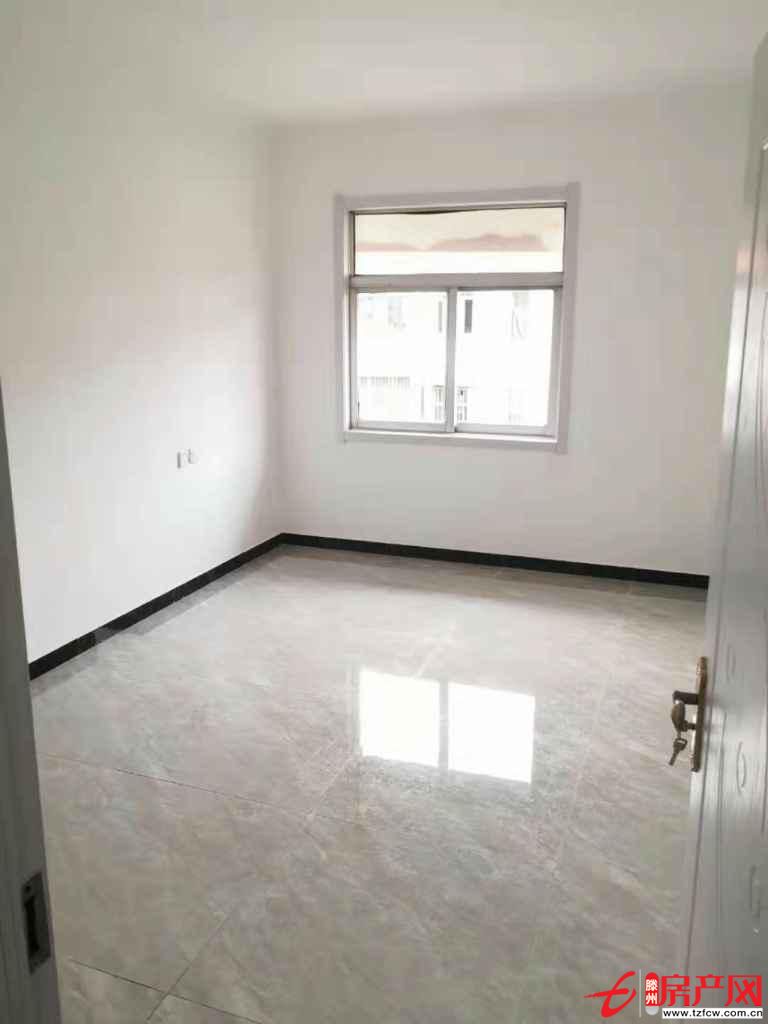 府前小區(qū)三室八十一平五十五萬(wàn)六送儲(chǔ)藏室精裝修證滿五