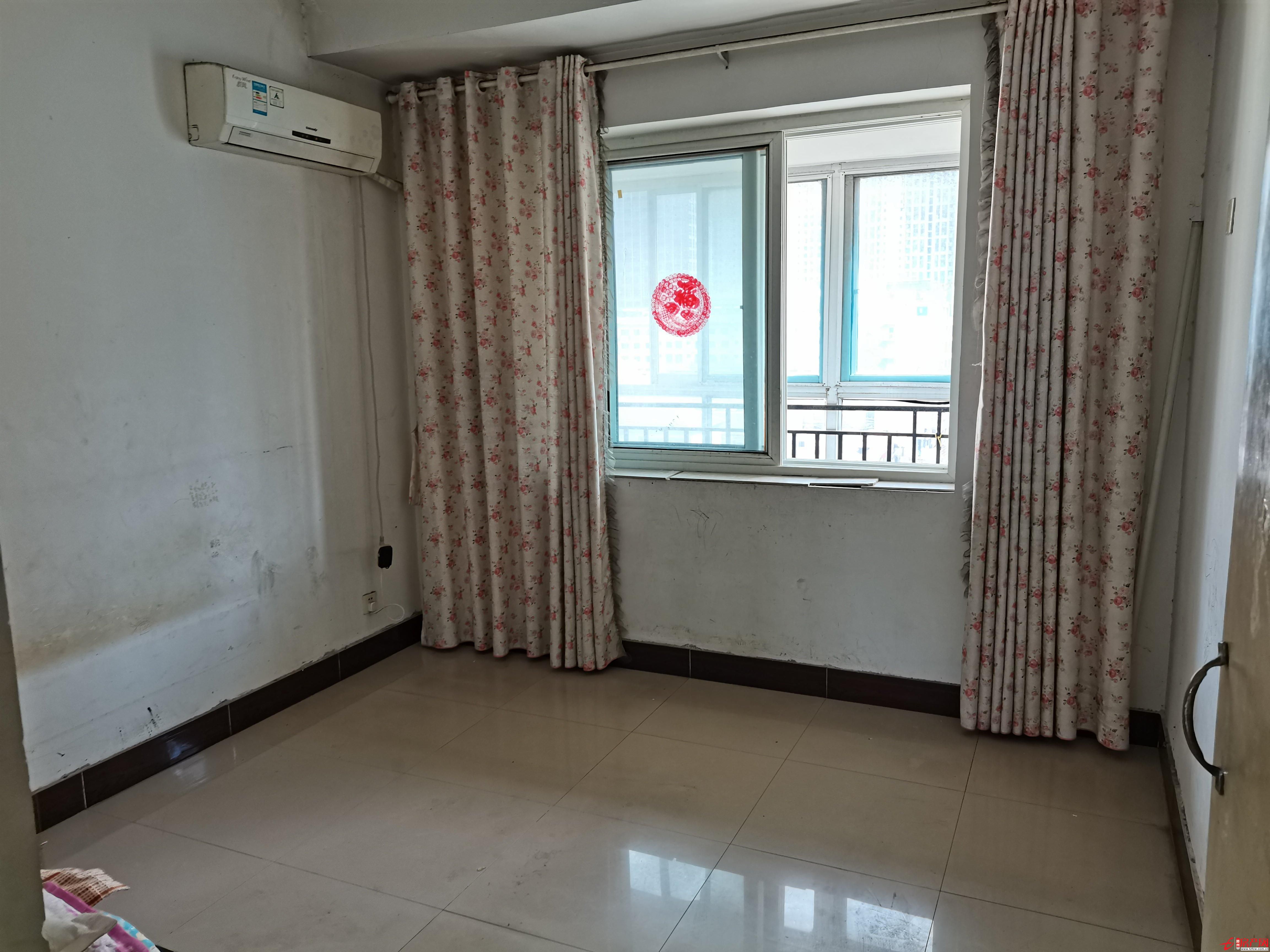 尚賢居多層頂樓二室一廳簡單裝修證過戶費(fèi)低看房方便