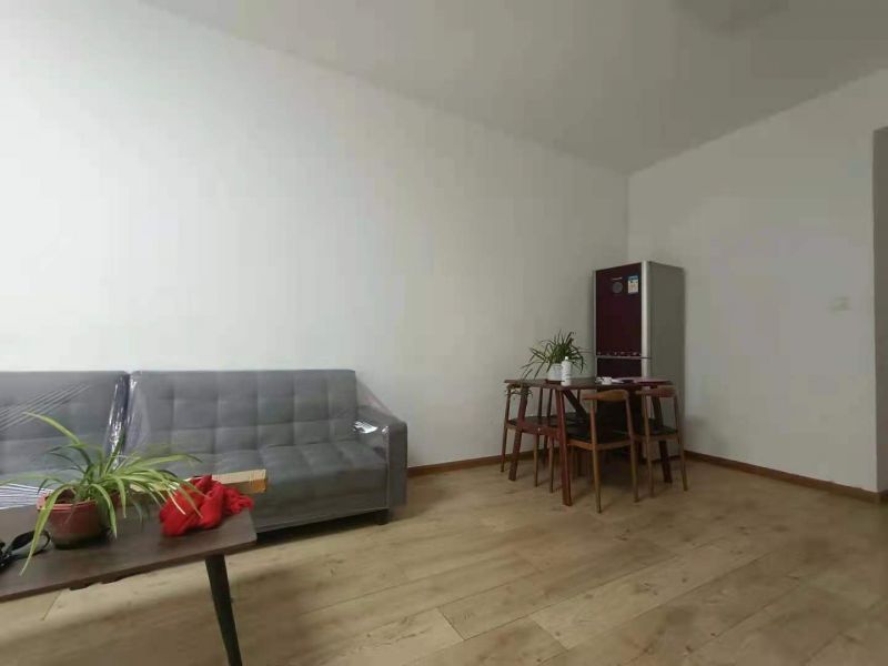 人和藍灣學區(qū)房簡單裝修，隨時拎包入住