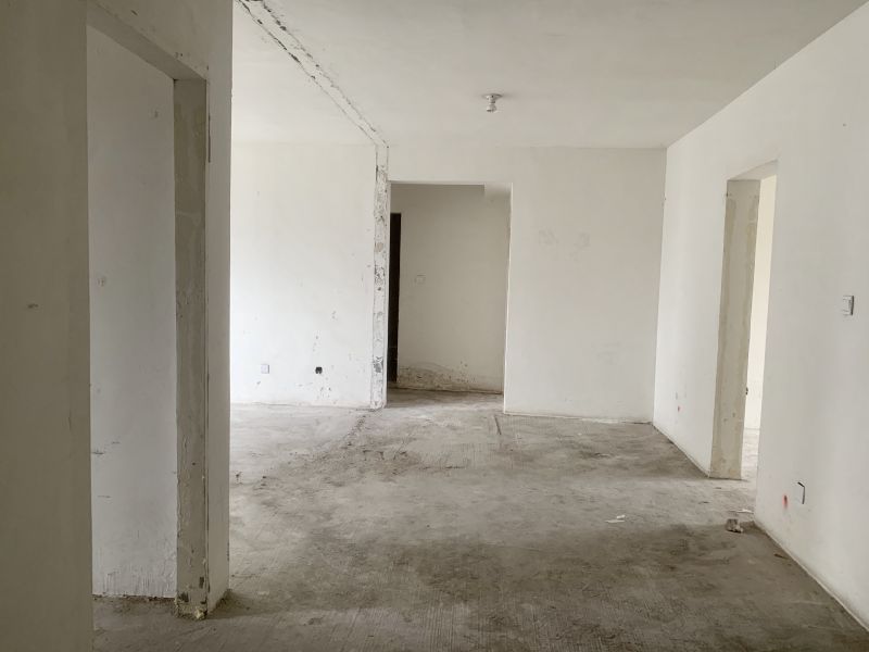 毛坯3室2廳2衛(wèi)131.71m2149萬(wàn)元