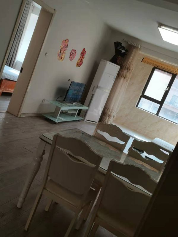 簡裝3室2廳1衛(wèi)110m21700元/月領(lǐng)包即住