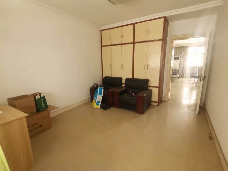 荊河公園對(duì)過(guò)，老實(shí)驗(yàn)小學(xué)，億豐花園1樓，精裝修3室2廳2衛(wèi)169萬(wàn)元