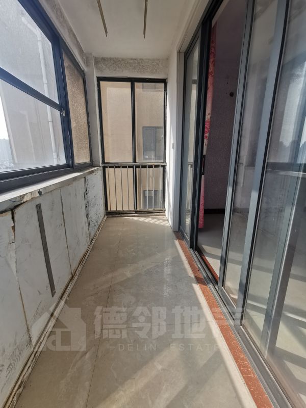 櫻花苑  3室2廳1衛(wèi)155m2142萬元