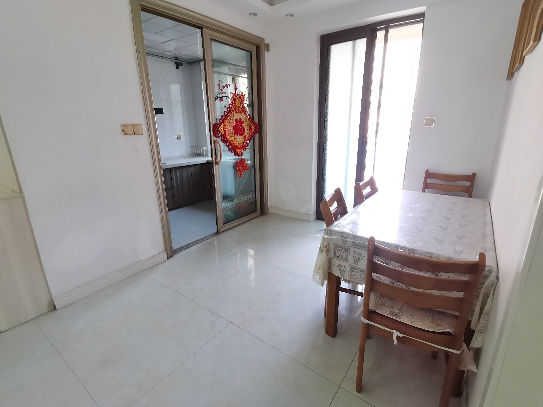 龍泉灣  多層洋房  3室2廳1衛(wèi)133m2128萬元