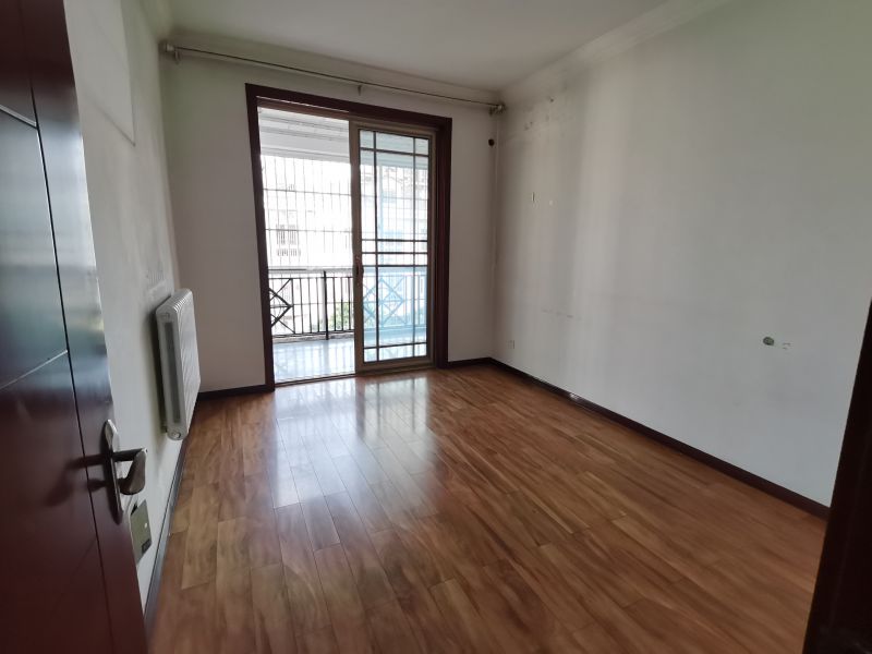 新上！七彩陽(yáng)光城 急售好房，3室2廳2衛(wèi)127m2普通裝修。