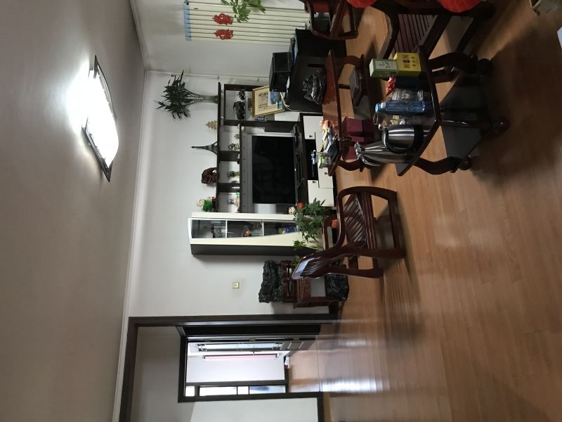 （人民醫(yī)院、老一中附近）精裝修3室2廳1衛(wèi)134m21400元/月（5樓非頂）