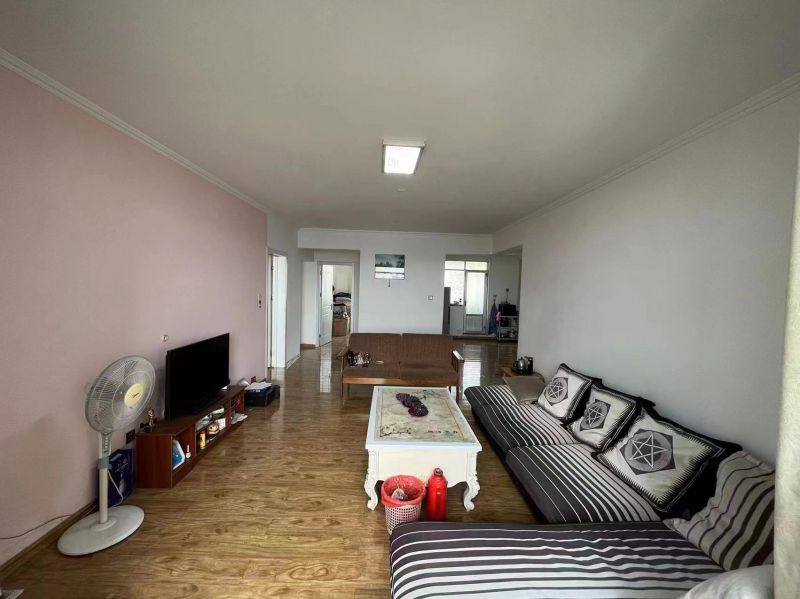 人和藍(lán)灣，緊鄰新一中，南排觀景，輕奢裝修3室2廳2衛(wèi)148m22200元/月（包含地下車位+儲(chǔ)藏室）