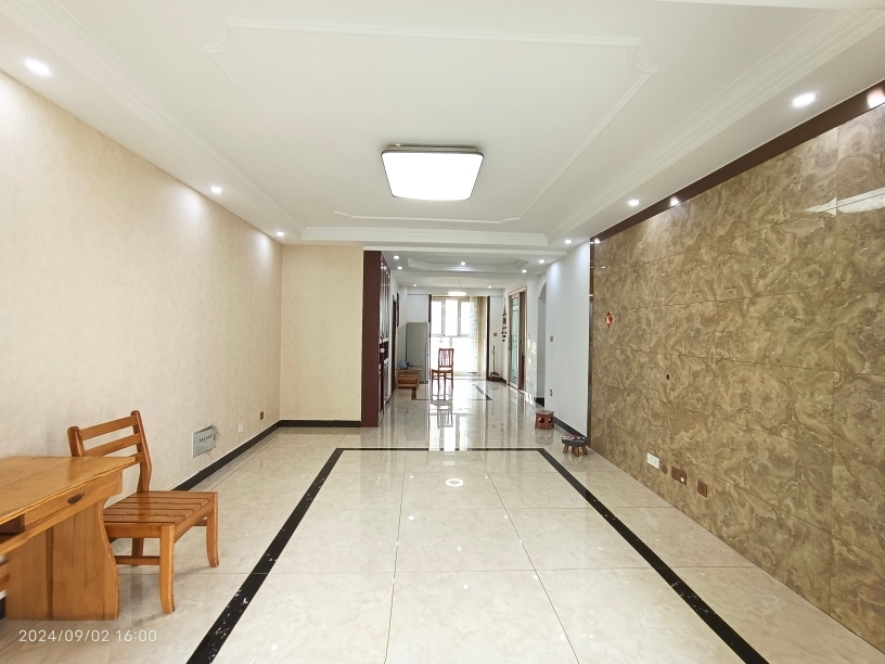 精裝修3室2廳2衛(wèi)142m21600元/月